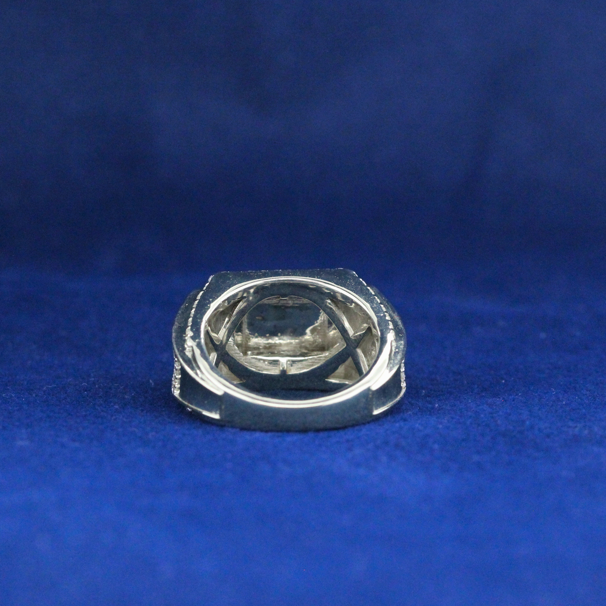 Back view of square-shaped zirconia ring in 925 silver, designed with comfort and fine jewelry style.