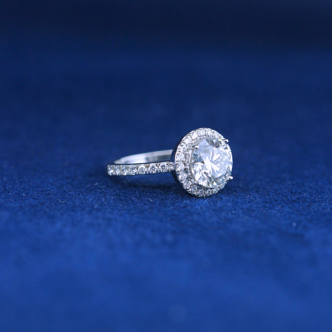 A classic fine jewelry solitaire diamond ring in 925 sterling silver, featuring a single brilliant-cut diamond in an elegant setting.