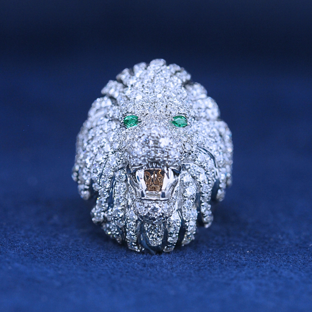 "A bold hip-hop jewelry lion ring in 925 sterling silver, featuring a fierce lion head design with diamond detailing for a powerful statement look."