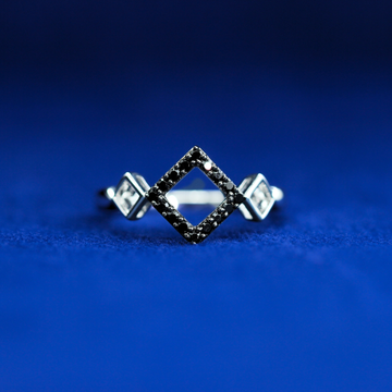 Front view of Contrast Diamond Ring – Fine jewelry

