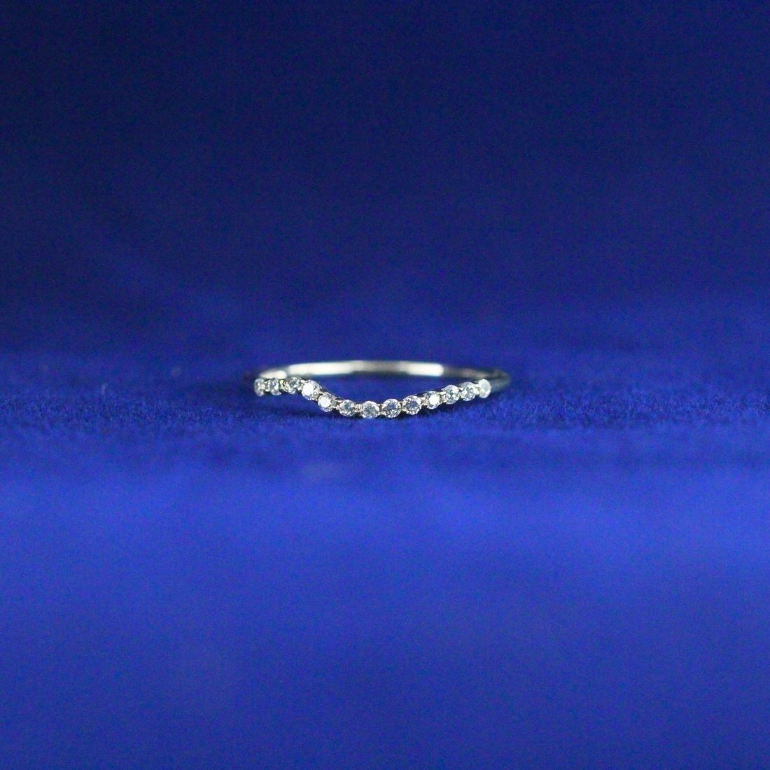 Front view of Curve Sterling Ring in 925 silver with Moissanite diamond – Fine jewelry

