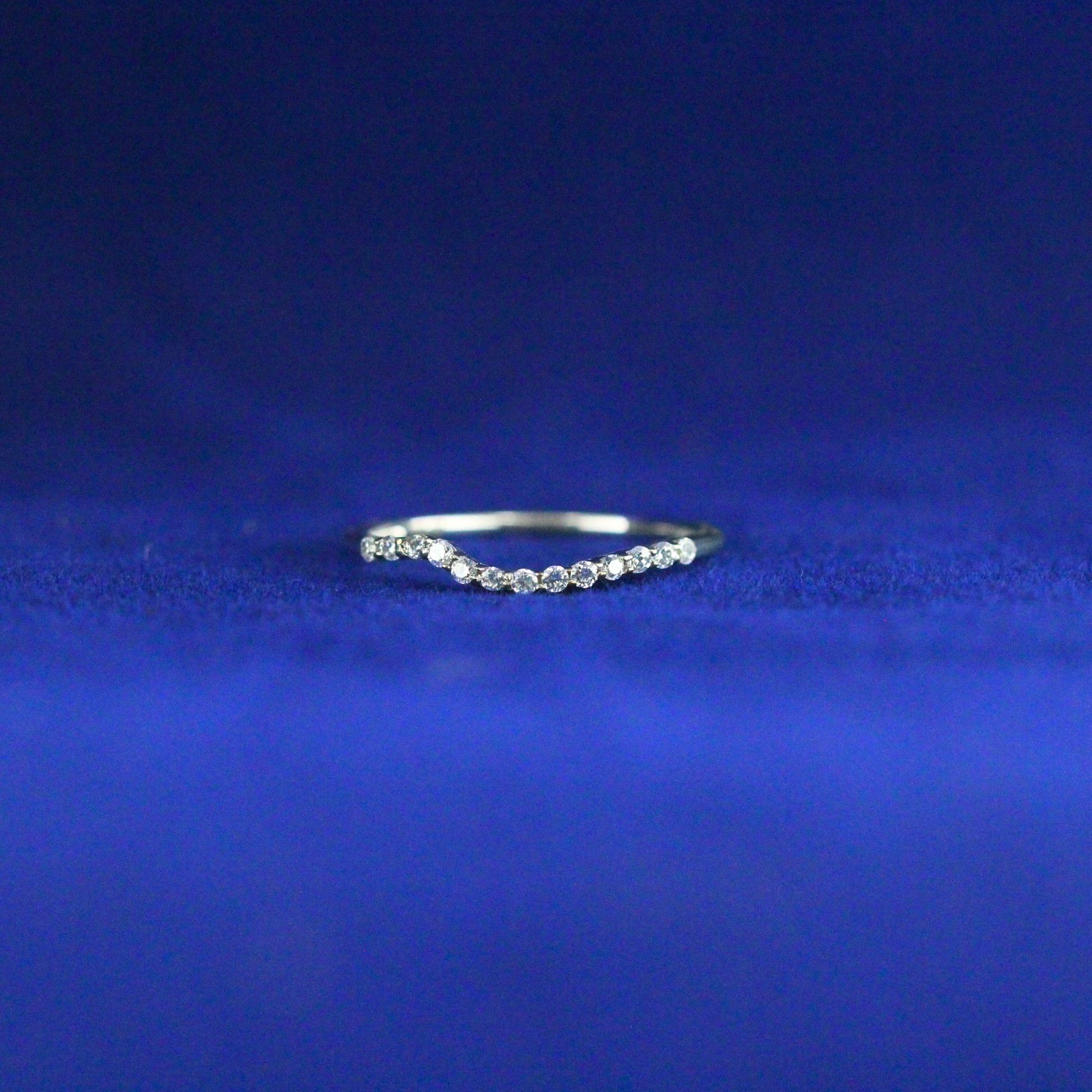 Front view of Curve Sterling Ring in 925 silver with Moissanite diamond – Fine jewelry

