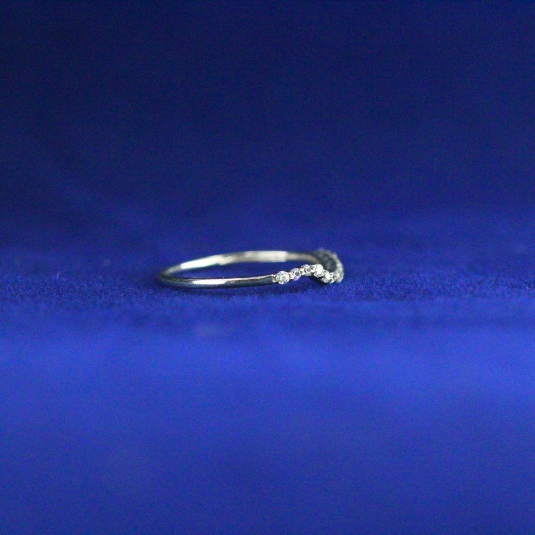 Front view of Curve Sterling Ring in 925 silver with Moissanite diamond – Fine jewelry

