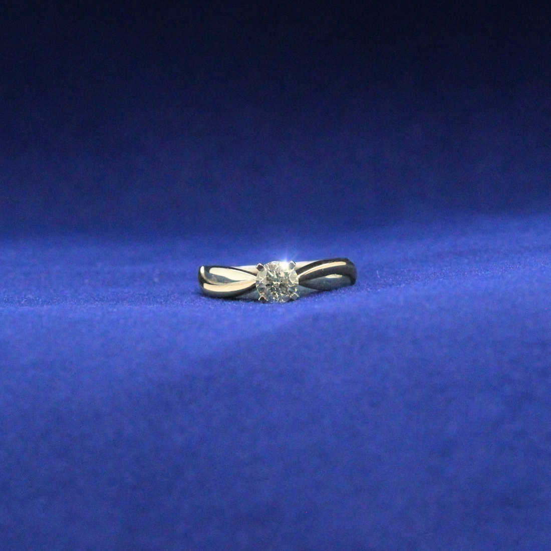 Front view of Twisted Solitaire Ring in 925 silver with Moissanite diamond – Fine jewelry

