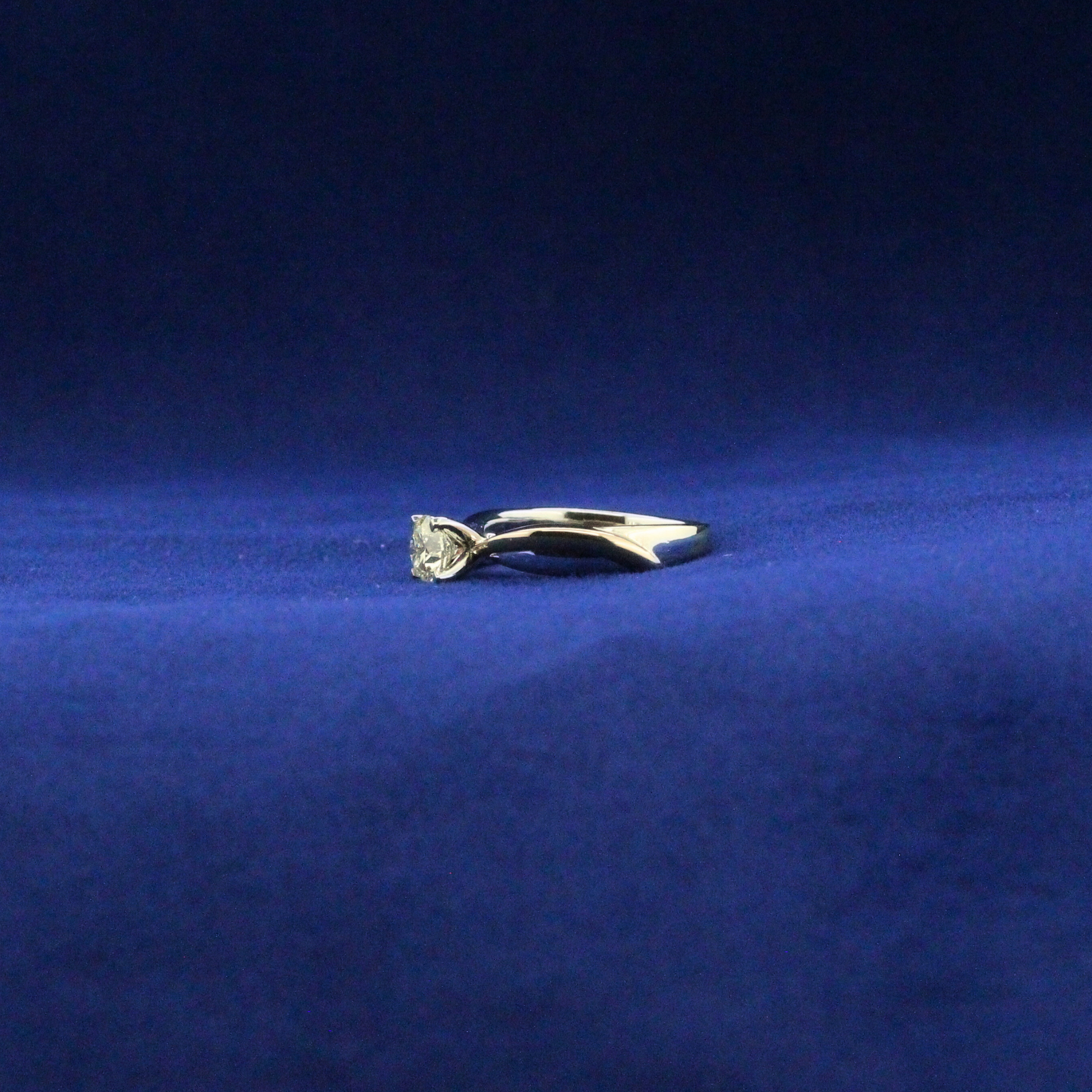 Left side view of Twisted Solitaire Ring in 925 silver with Moissanite diamond – Fine jewelry

