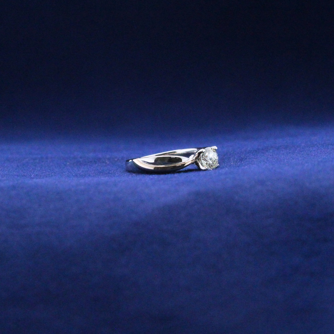 Front view of Twisted Solitaire Ring in 925 silver with Moissanite diamond – Fine jewelry

